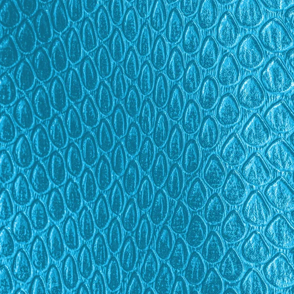 Licht blauwe kunstmatige slang huid textuur closeup. — Stockfoto