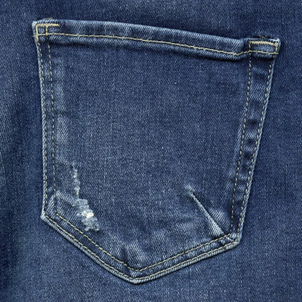 Tasca posteriore in denim blu su sfondo blu denim — Foto Stock