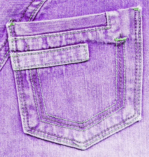 Bolsillo trasero violeta usado sobre fondo vaquero —  Fotos de Stock