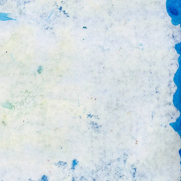 Gamla smutsiga pappersark som färgas med blått bläck fläckar — Stockfoto