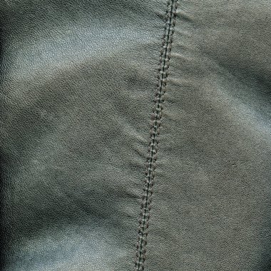 Deri arka plan dikiş ile dekore edilmiştir.