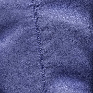 Deri arka plan dikiş ile dekore edilmiştir.