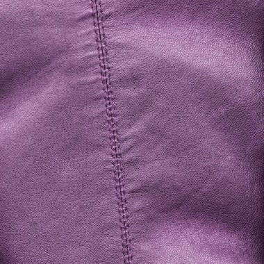 Deri arka plan dikiş ile dekore edilmiştir.