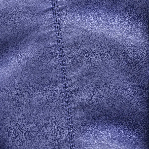 Deri arka plan dikiş ile dekore edilmiştir.