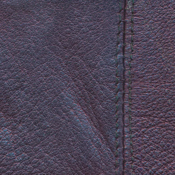 Старый фиолетовый кожаный фон, украшенный швом — стоковое фото