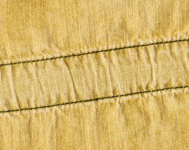 Sarı denim arka dikiş ile dekore edilmiştir.