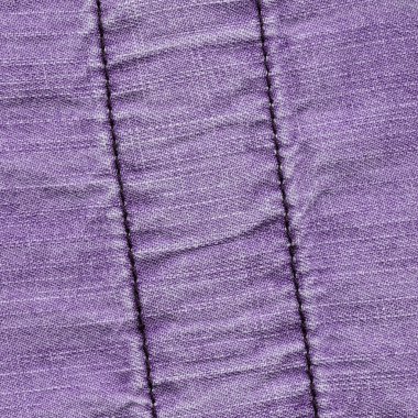 Menekşe denim arka plan dikişleri ile dekore edilmiştir. 