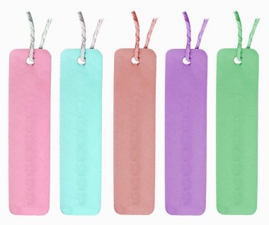 Farklı renkteki beş karton Etiketler