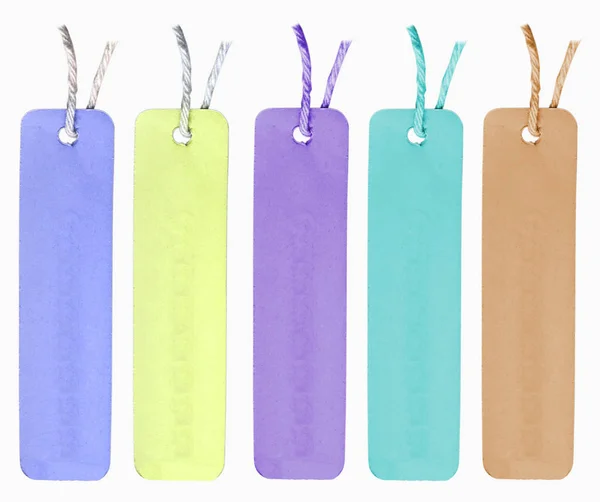 Cinco etiquetas de papelão de cores diferentes em branco — Fotografia de Stock