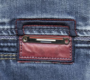 kırmızı deri, metal ve Tekstil mavi kot arka plan üzerinde etiketi