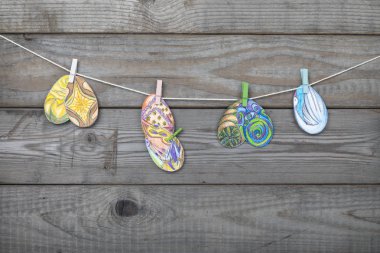 El boyalı ahşap arka plan üzerinde Ester yumurta