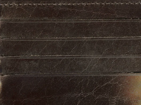 古い茶色の革の背景として財布の革の断片 — ストック写真