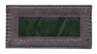 boş gri deri ve yeşil tekstil etiket üzerinde beyaz izole