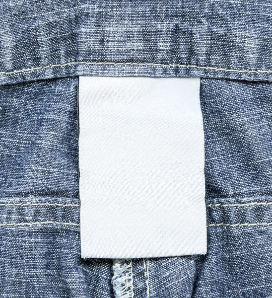 Leere Weiße Stoffanhänger Auf Blauem Jeanshintergrund Nützlich Für Ihren Text — Stockfoto