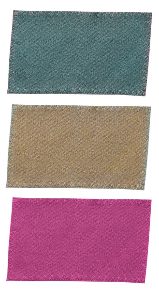 Tre Gamla Tomma Textil Taggar Olika Färger Isolerad Vit Bakgrund — Stockfoto