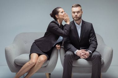 sandalye üzerinde oturan iş adamları