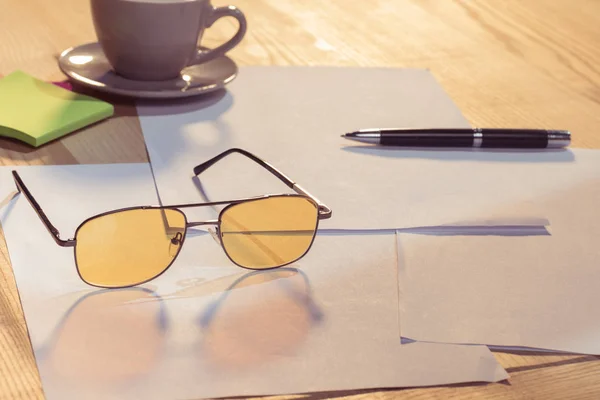 Eyeglasses and blank papers with pen — Stock Photo, Image