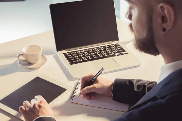 Biznesmen korzystający z tabletu cyfrowego — Zdjęcie stockowe