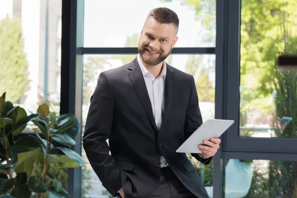 Empresario usando tableta — Foto de Stock