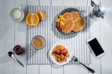 Waffle ile taze lezzetli breakfast 