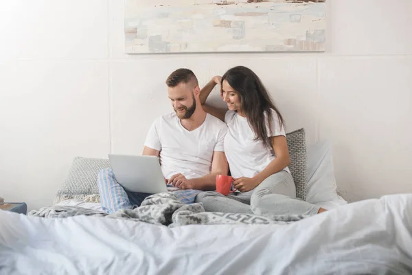 Pareja usando portátil — Foto de Stock