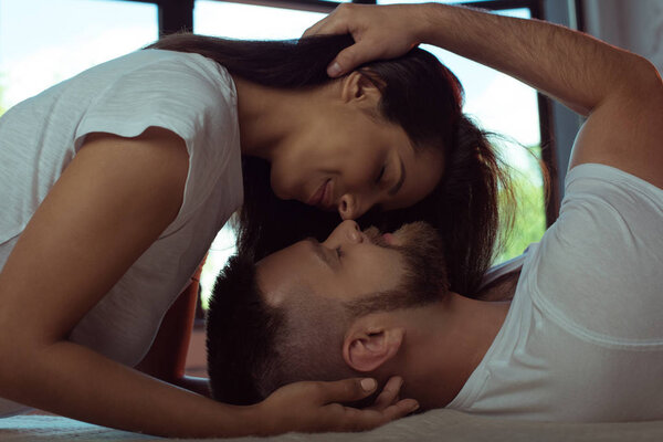 нежная молодая пара целуется
