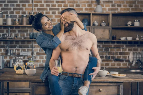 Casal abraço na cozinha — Fotografia de Stock