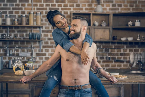 Cuplu îmbrățișare în bucătărie — Fotografie, imagine de stoc