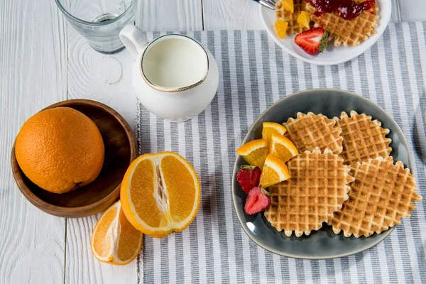 Frisches leckeres Frühstück mit Waffeln — Stockfoto