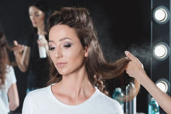 Hair dresser doing hairstyle — Stock Photo, Image