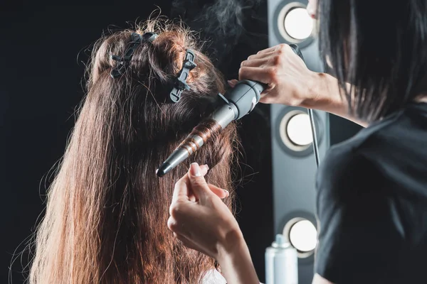 Hair dresser doing hairstyle — Stock Photo, Image