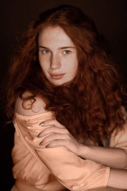 ihale Kızıl saçlı kadın