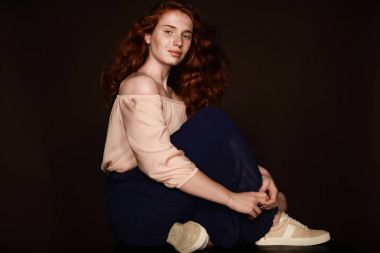 şık Kızıl saçlı kadın