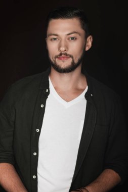 Yakışıklı sakallı adam.