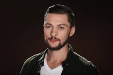 Yakışıklı sakallı adam.