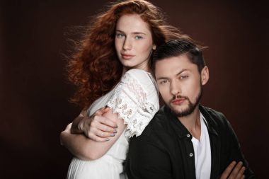 kadın ve adam arka arkaya ayakta