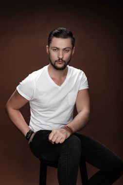 Yakışıklı sakallı adam.