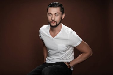 Yakışıklı sakallı adam.