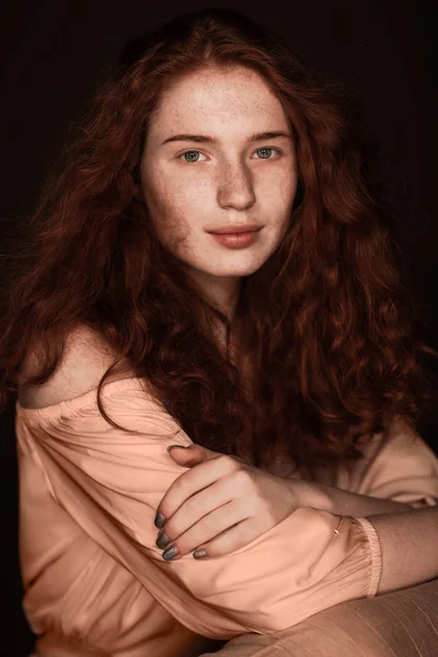 부드러운 빨강 머리 여자 — 스톡 사진