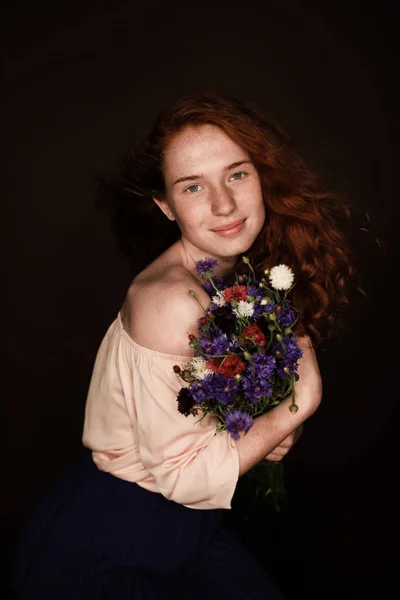 Ruiva menina segurando cornflowers — Fotografia de Stock Grátis