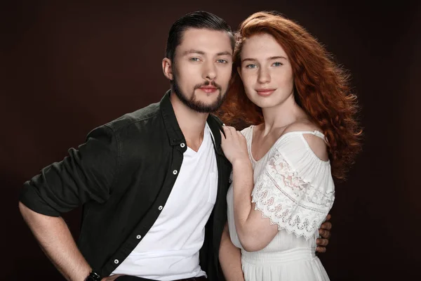 Jovem casal sorrindo — Fotografia de Stock