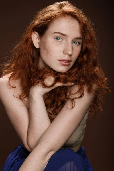 魅力的な入札の赤毛の女性 — ストック写真