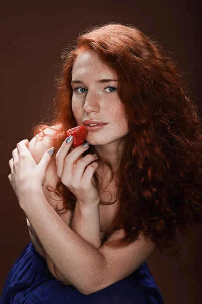 Redhead woman posing with strawberry — Stock Photo, Image