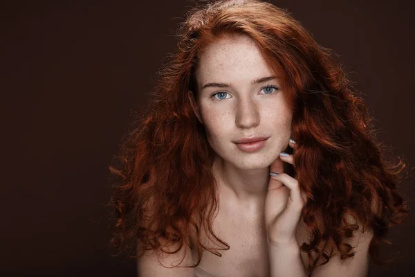 入札の赤毛の女性 — ストック写真