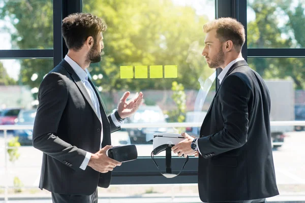 Geschäftsleute mit vr-Headsets — Stockfoto