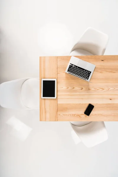 Digitale Geräte auf dem Tisch — Stockfoto