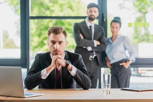 Empresário com colegas no escritório — Fotografia de Stock