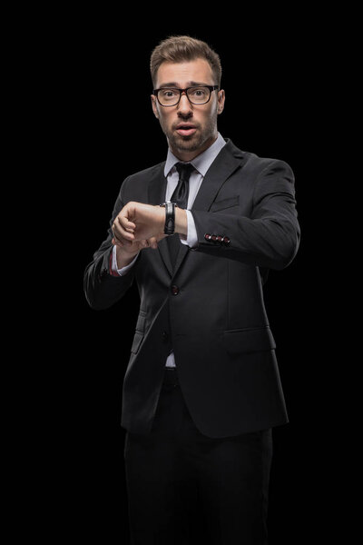 занятой бизнесмен с часами
