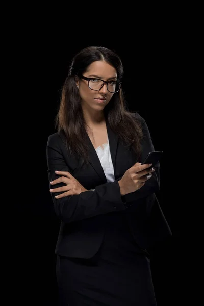 Selbstbewusste Geschäftsfrau mit Smartphone — kostenloses Stockfoto