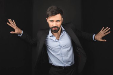 Yakışıklı sakallı işadamı